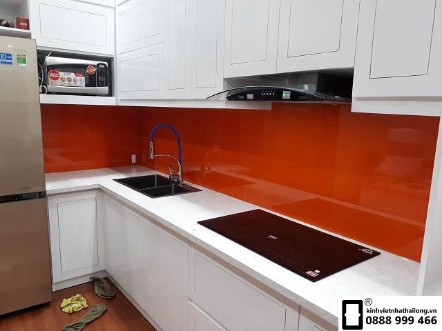 Kính ốp bếp màu đỏ cam mẫu 1
