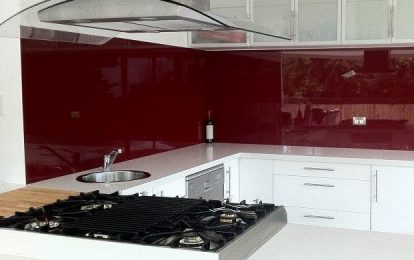 Kính ốp bếp màu đỏ rubi mẫu 10