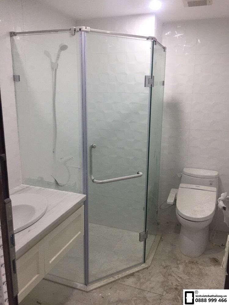 Phòng tắm kính vát góc