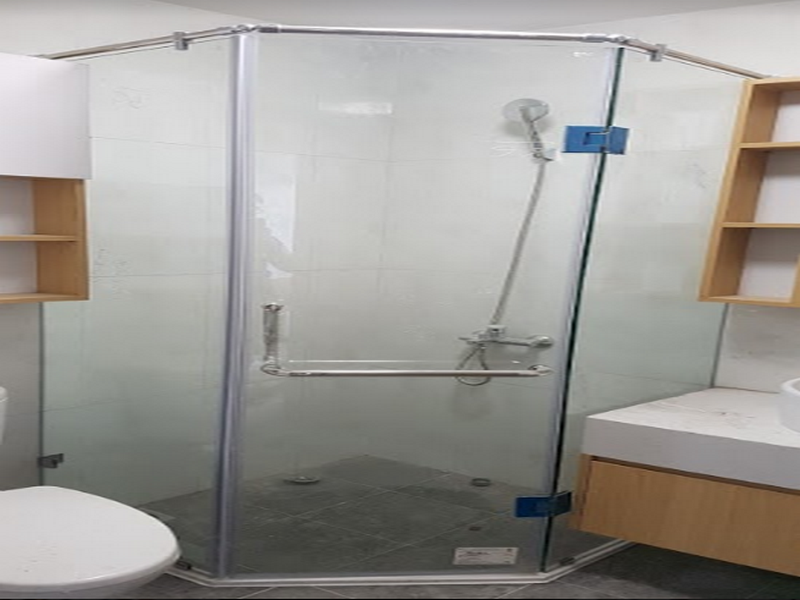 vách kính nhà tắm vát góc tạo sự mềm mại uyển chuyển hơn cho nhà tắm