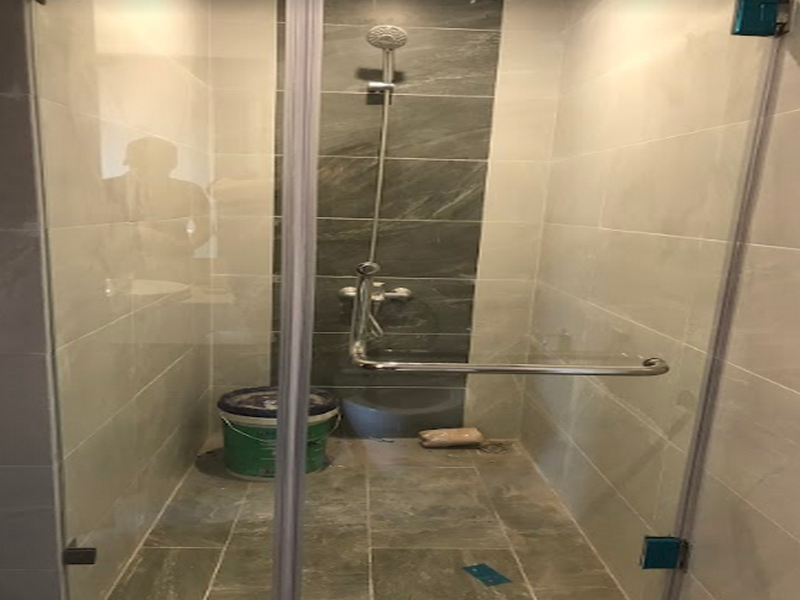 vách kính vuông góc tận dụng được mọi không gian nhà tắm