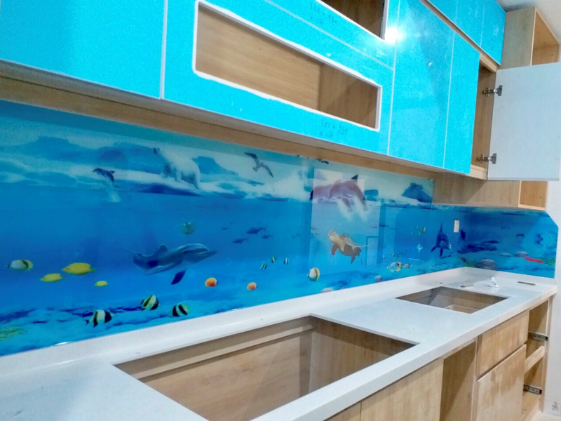 Kính chịu nhiệt ốp bếp in 3D biển sinh động hợp với người mệnh thủy