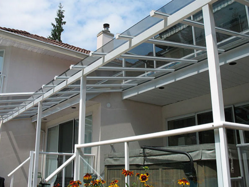 sử dụng kính chịu nhiệt làm mái kính tăng thêm sự sang trọng, hiện đại cho ngôi nhà