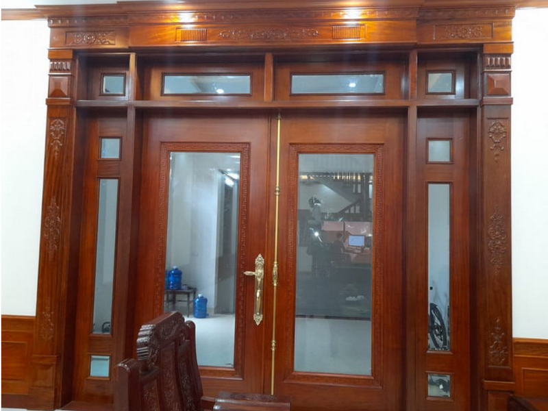 Mẫu cửa gỗ kính phòng khách