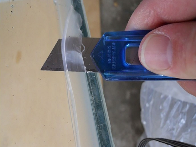 Cách tẩy, gỡ keo silicon dán kính